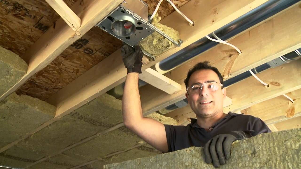 Instalación de lana mineral en cielo suspendido acústico bajo entrepiso liviano