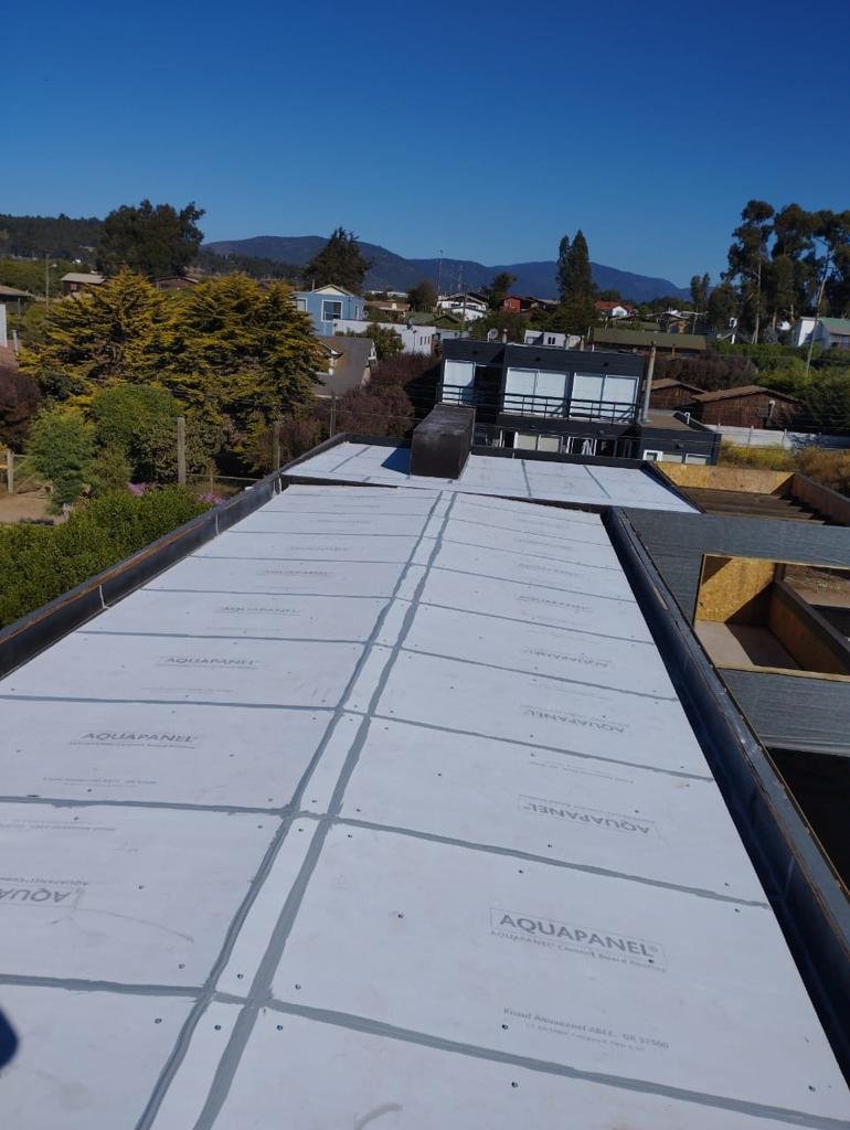 Placas cementicias para cubierta plana instaladas en obra en Chile