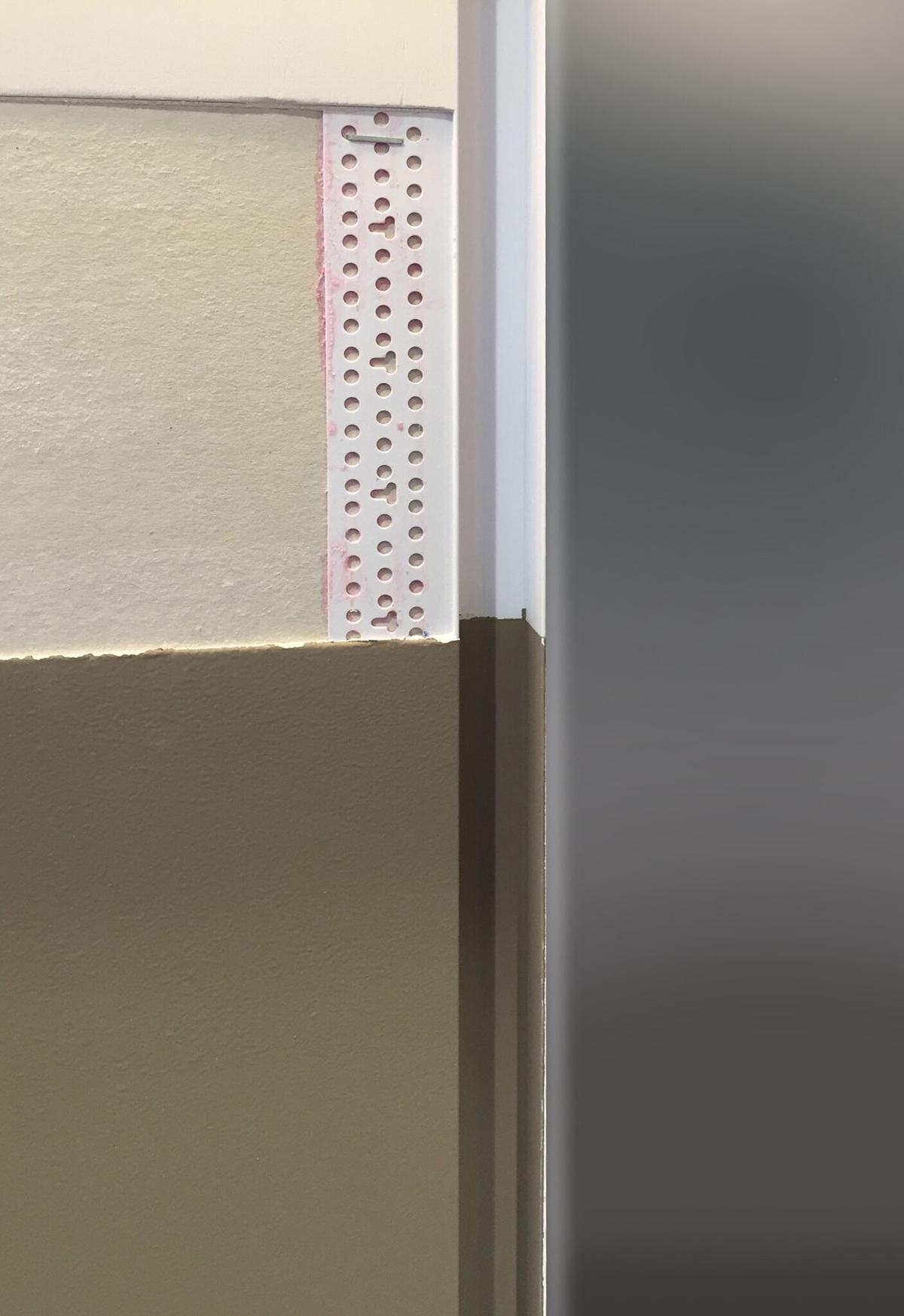 Perfil vinílico de cantería en encuentro entre placa y otro material de fachada