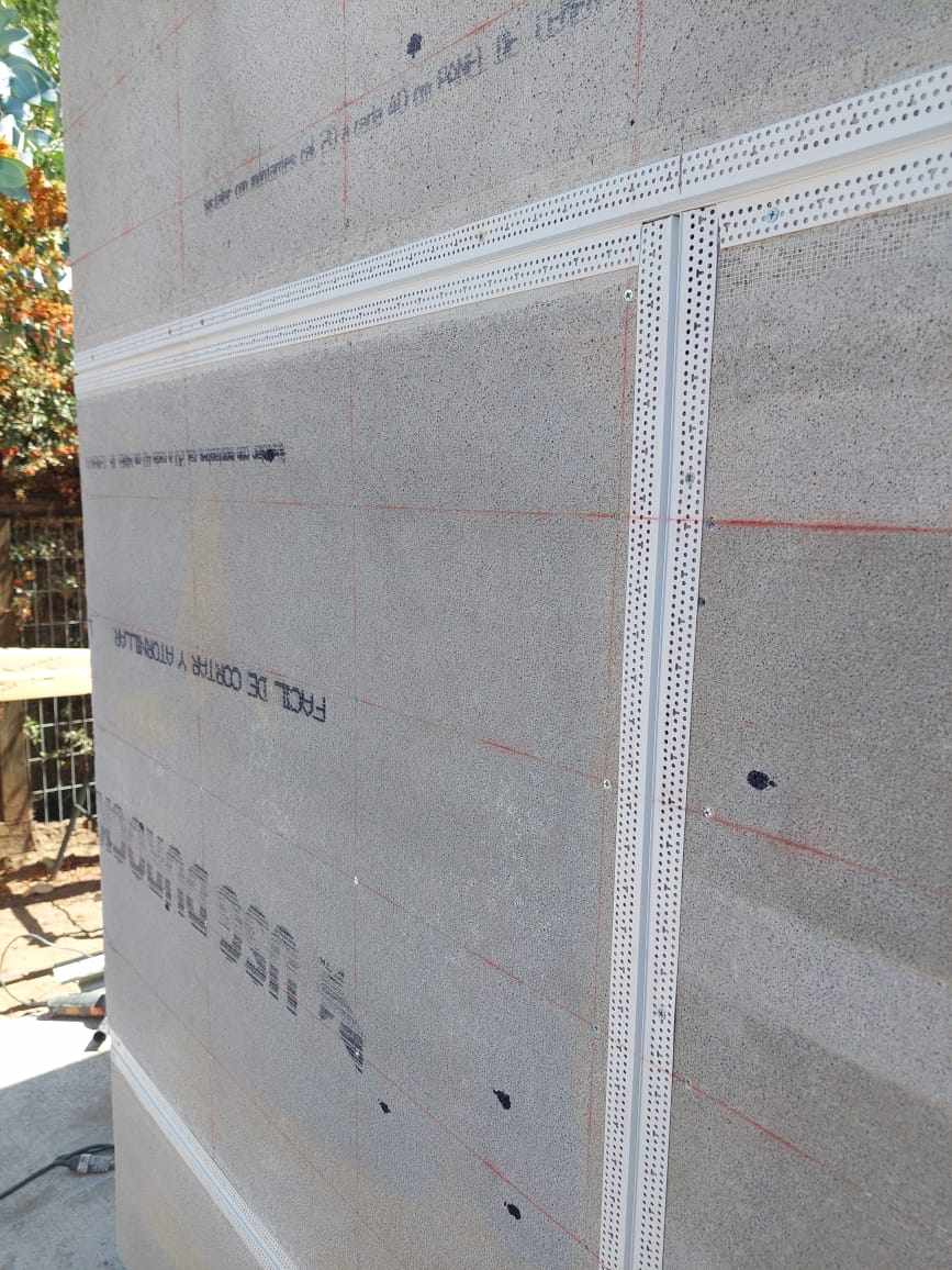 Perfiles vinílicos de cantería instalados sobre placa exterior en obra