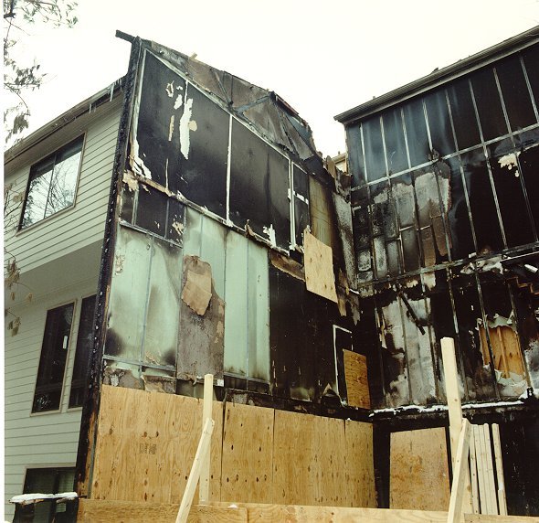 Vivienda con estructura de madera dañada por incendio: el costo de no especificar resistencia al fuego