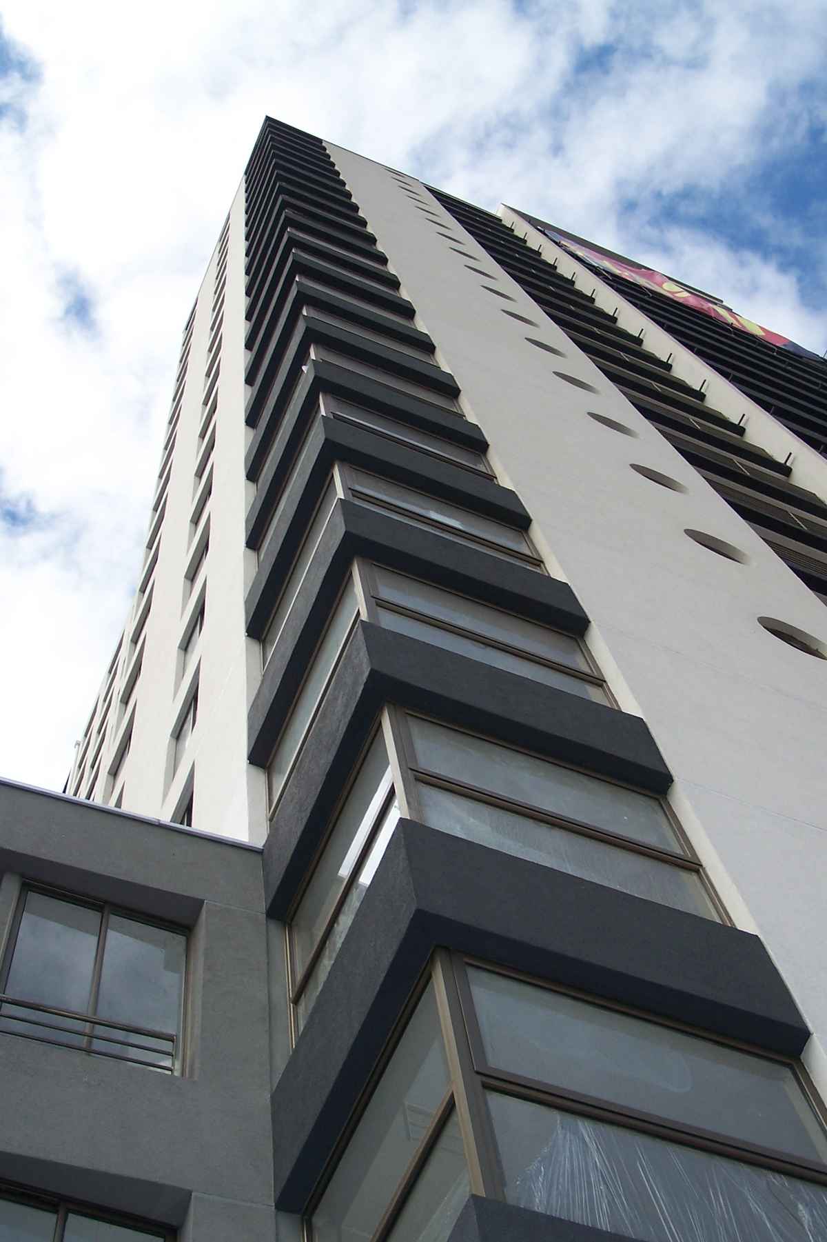 Edificio en altura con fachada DEFS terminada en Chile