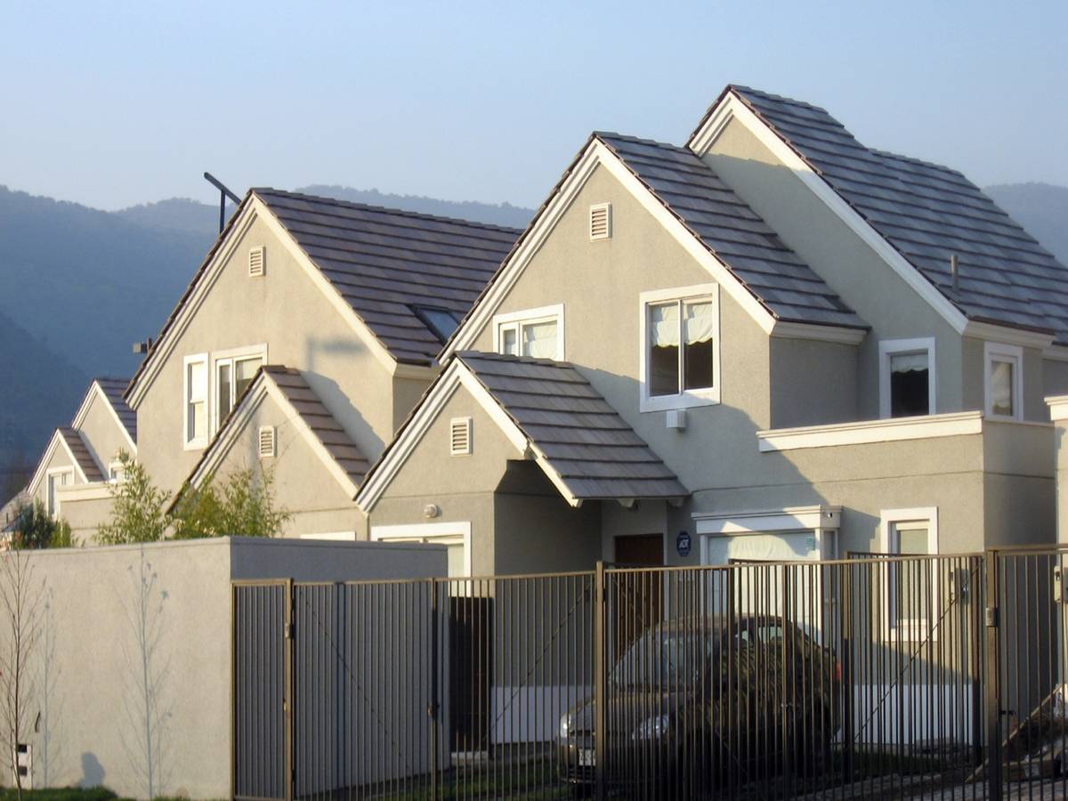 Conjunto de viviendas con fachada EIFS y acabado texturado en Chile