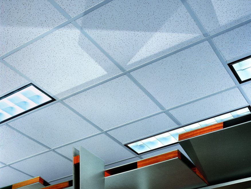 Panel de fibra mineral en cielo acústico