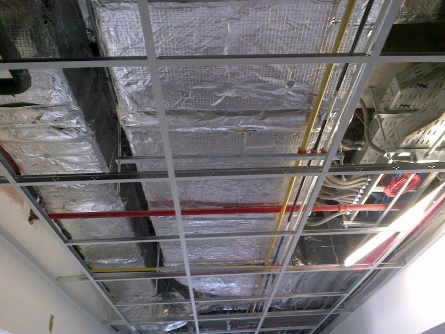 Perfilería de cielo americano suspendido en obra